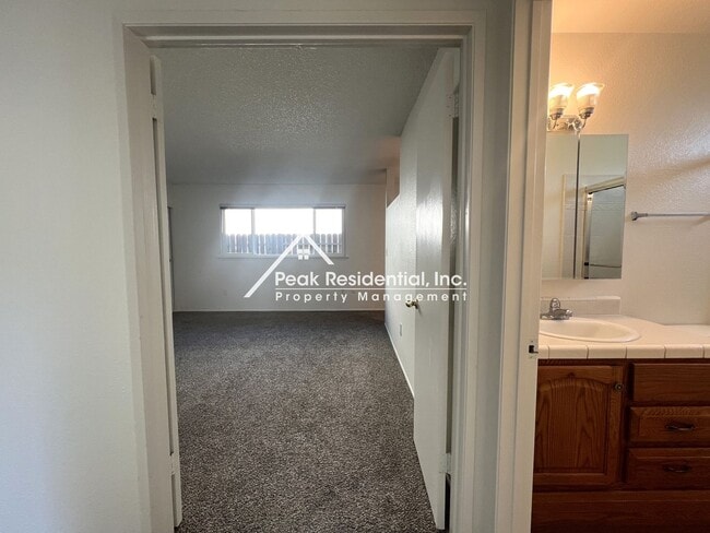 Building Photo - Spacious 4bd/2ba House with 2 Car Garage