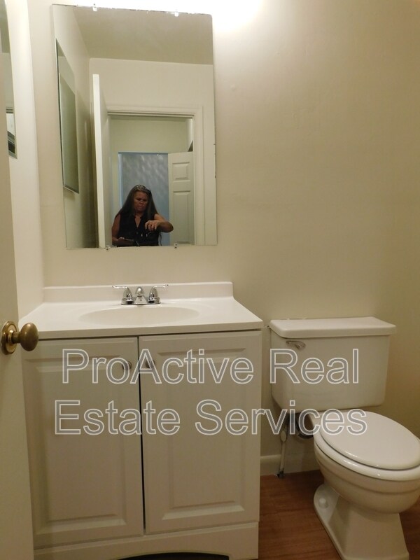 Building Photo - 215 Greenbrier Ave