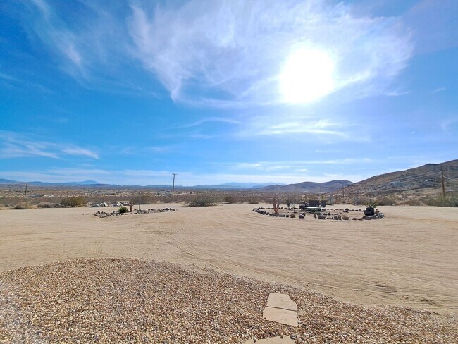 Building Photo - Desert Gem!