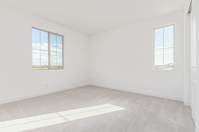 Building Photo - 713 W Longwood Dr