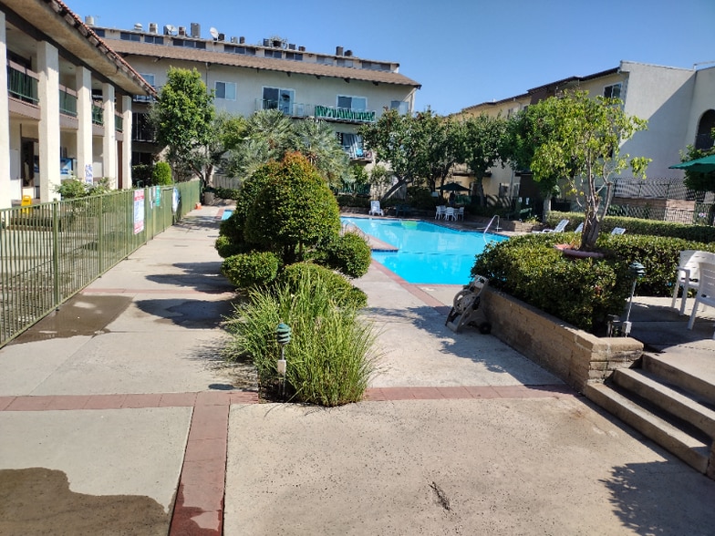 Building Photo - 5460 White Oak Ave