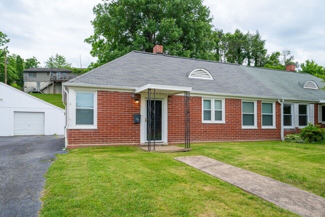 Building Photo - 3 Bed/1 Bath duplex