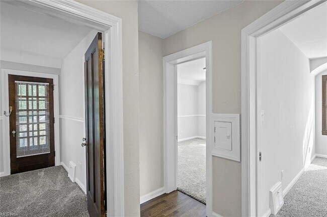 Building Photo - GORGEOUS Cleveland Hts Single Family - Ava...