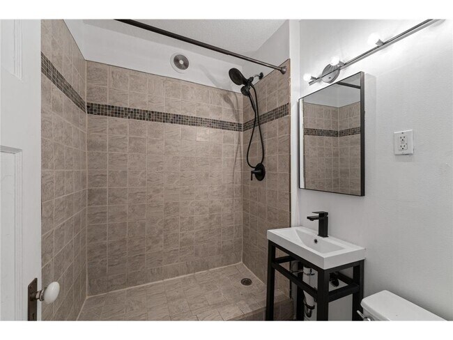 Building Photo - 2881 Irving Ave S