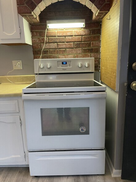 Building Photo - 906 West Ave