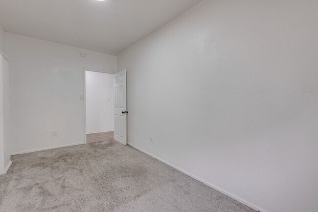 Building Photo - 600 E Warrington Ave