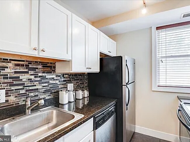 Building Photo - Amazing 2 bedroom/ 1 Bathroom unit with plenty natural light