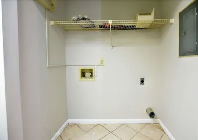 Building Photo - 3 Bedroom 2 Bath- back yard covered patio