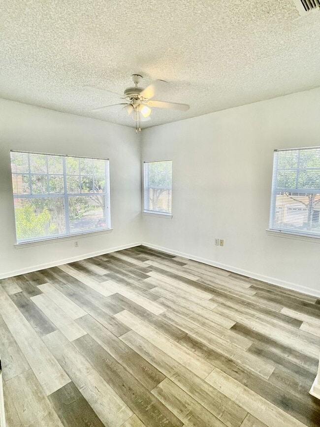 Building Photo - Barksdale 2 Bed / 2 Bath