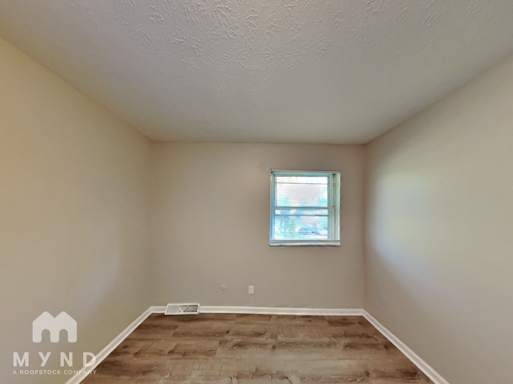 Building Photo - 1853 Tamarack Ct N