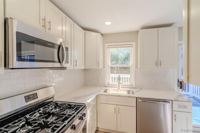 Building Photo - 1517 W Saratoga St