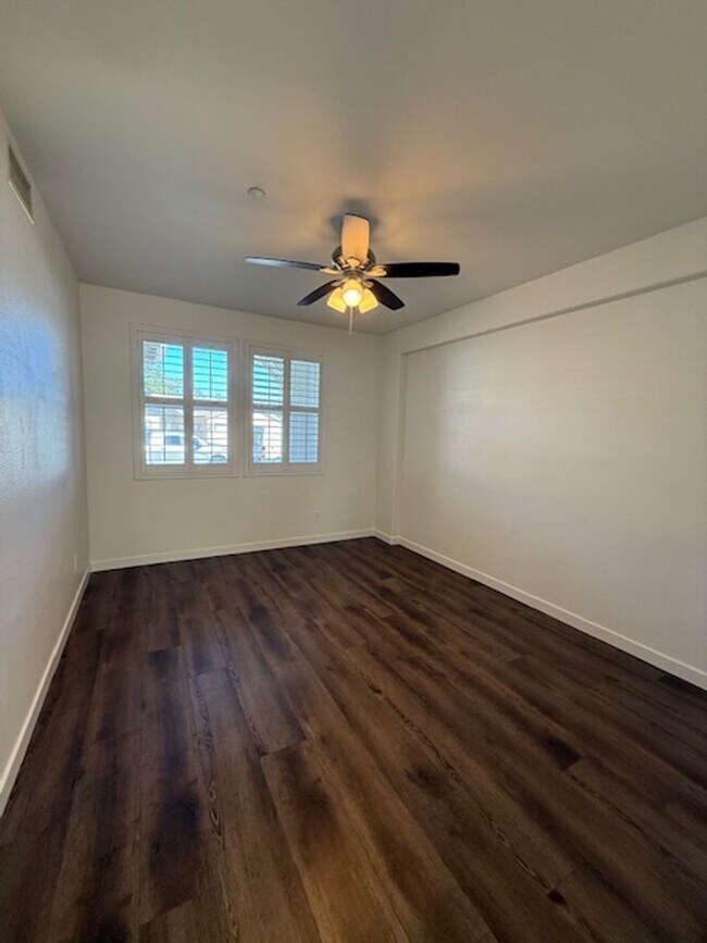 Building Photo - Very Nice 4 bedroom, 3 full bath home in much desired Lakeside neighborhood.