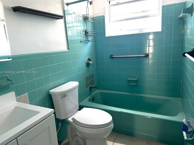 Building Photo - 720 NW 27th Ct