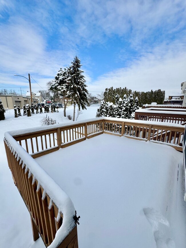 Building Photo - THREE BEDROOM TOWNHOUSE