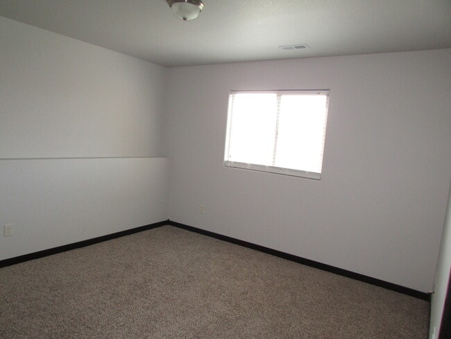 Building Photo - MODERN 3 BEDROOM IN ELKS CROSSING