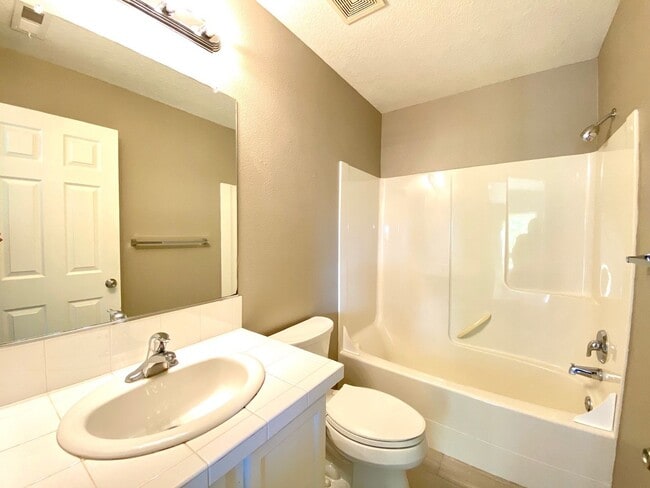 Building Photo - Stylish 3BR near Progress Ridge – Includes $500 Monthly Credit