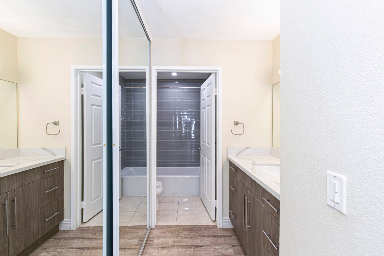 Building Photo - 5525 Canoga Ave