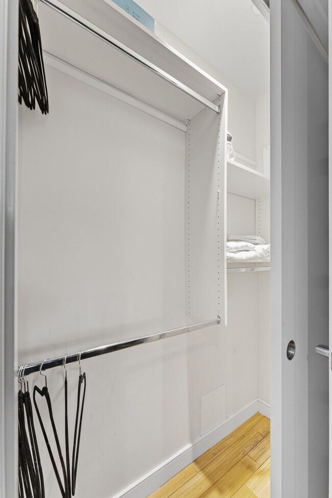 Building Photo - 601 Albany St