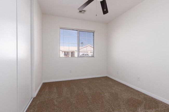 Building Photo - 3-bedroom 2-bathroom town house with a double car garage, freshly painted and new carpet.