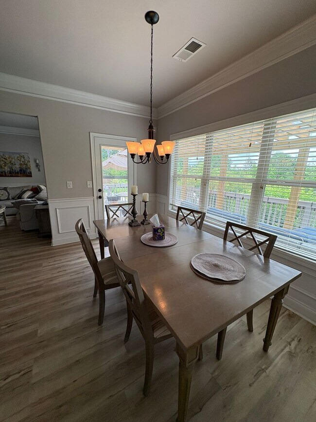 Building Photo - 4 Bedroom 4 Bath Furnished Home in Simpson...
