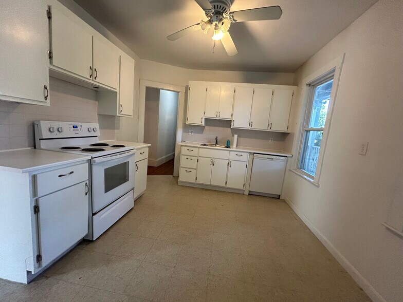 Building Photo - 39 Turner St