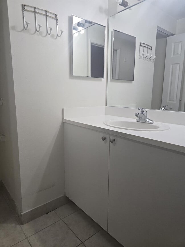 Building Photo - 7970 N Nob Hill Rd