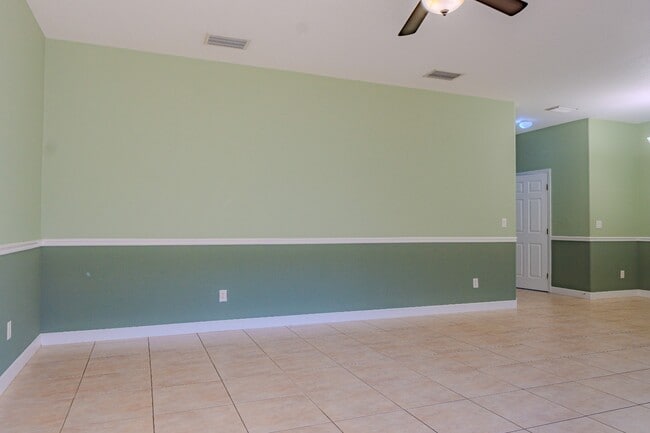 Building Photo - Modern 3-Bed Townhome with Garage & Patio in Casselberry – In-Unit Laundry, Central AC!