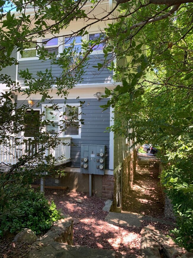Building Photo - 1000 Grandview Ave