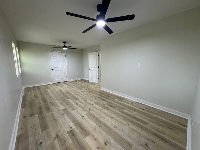 Building Photo - $2,195/month | 4 Bed | 2.5 Bath | 2,046 Sq Ft