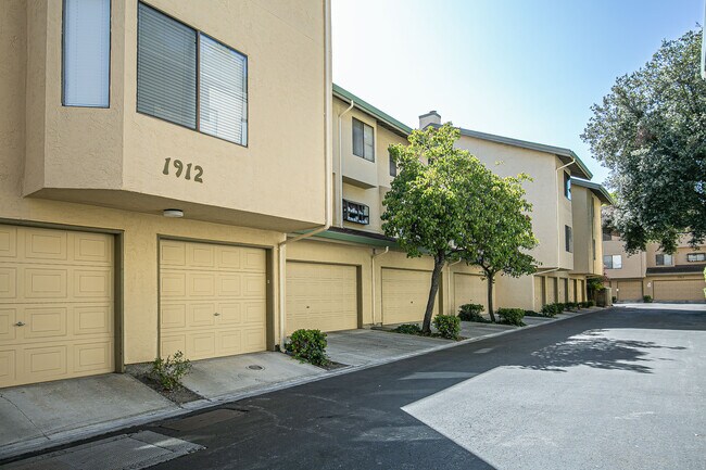 Building Photo - 1912 Magdalena Cir