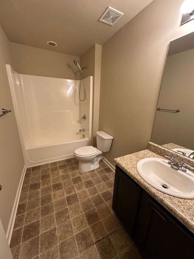 Building Photo - NEW LISTING - GORGEOUS TOWNHOME IN KENNESAW!