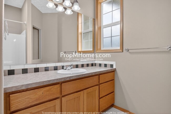 Building Photo - Spacious Three Bedroom Home in Clackamas!