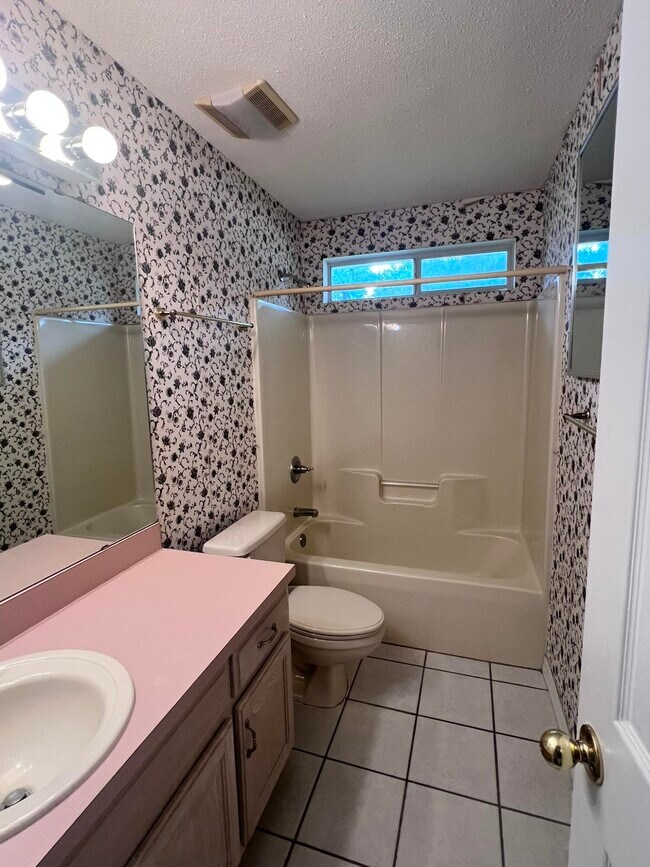 Building Photo - 395 Lake Holley Cir