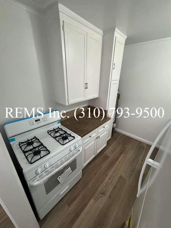 Building Photo - 1 Bedroom Downstairs Apartment w/ (Shared)...