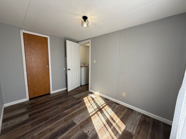 Building Photo - Newly remodeled 2 bedroom 1 bathroom mobil...
