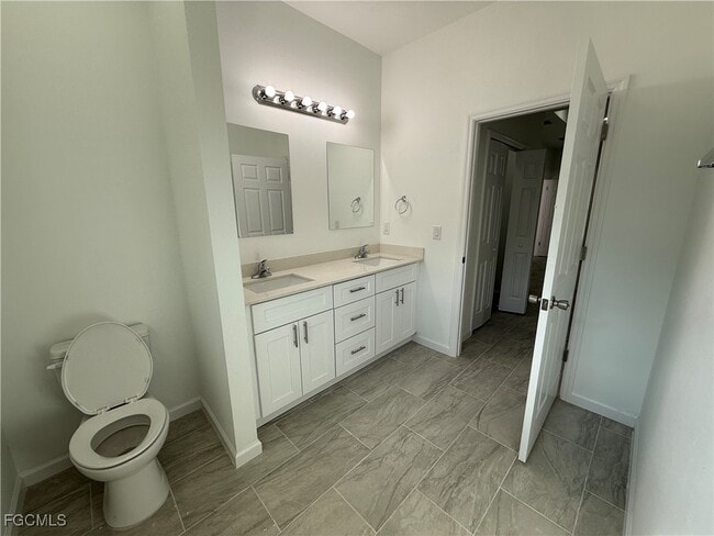 Building Photo - 1047 Hobart St