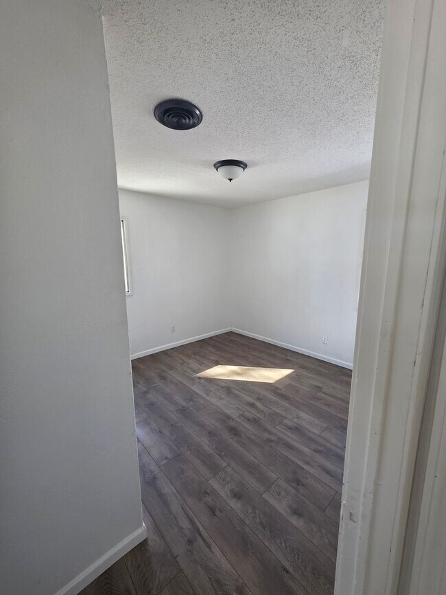 Building Photo - HALF OFF FIRST MONTH'S RENT FOR WELL-QUALIFIED APPLICANTS!