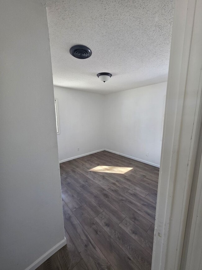 Building Photo - Nicely Updated 3 BD/1BA *1/2 off 1st Month's Rent*