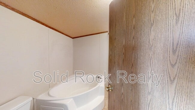 Building Photo - 9835 N Log Rd
