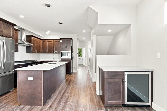 Building Photo - $3,740.95 - 4 bed, 3.5 bath Updated Townhome in Englewood!