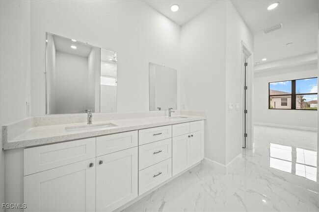 Building Photo - 9 NW 14th Pl