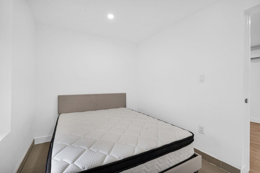 Building Photo - 2419 Coolidge St