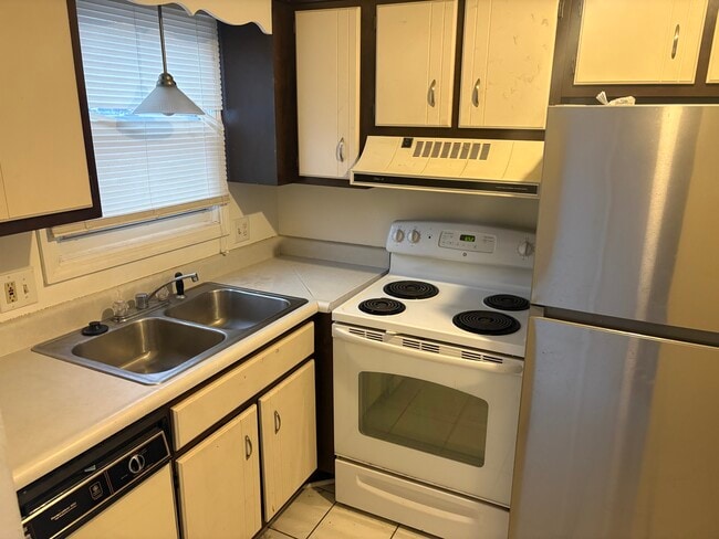 Building Photo - 5634 Robin Run