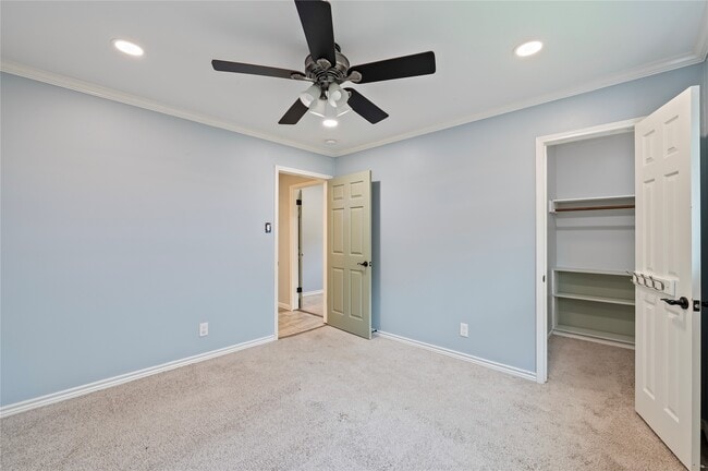 Building Photo - 4034 Shady Springs Dr