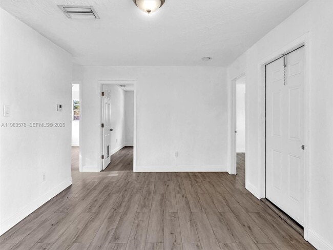 Building Photo - 2512 NW 9th Pl