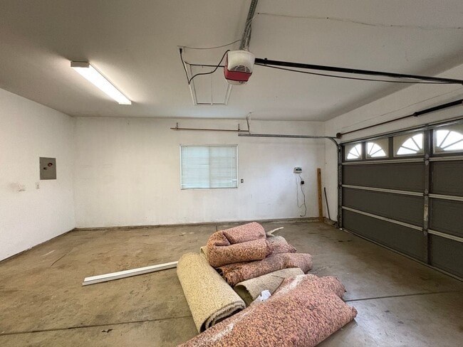 Building Photo - 3 Bedroom Home