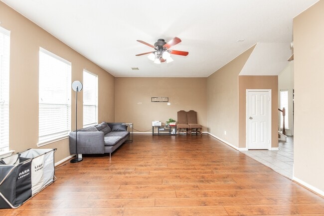 Building Photo - 6451 Applewood Forest Dr