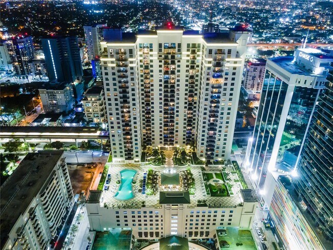 Building Photo - 999 SW 1st Ave