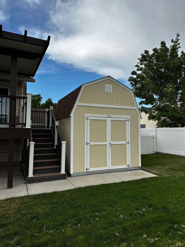 Building Photo - Beautifully Updated Two-Story Home in Sandy — Mountain Views & Big Backyard!