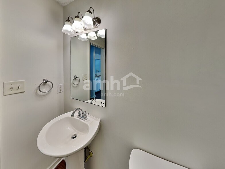 Building Photo - 147 Peterborough Dr